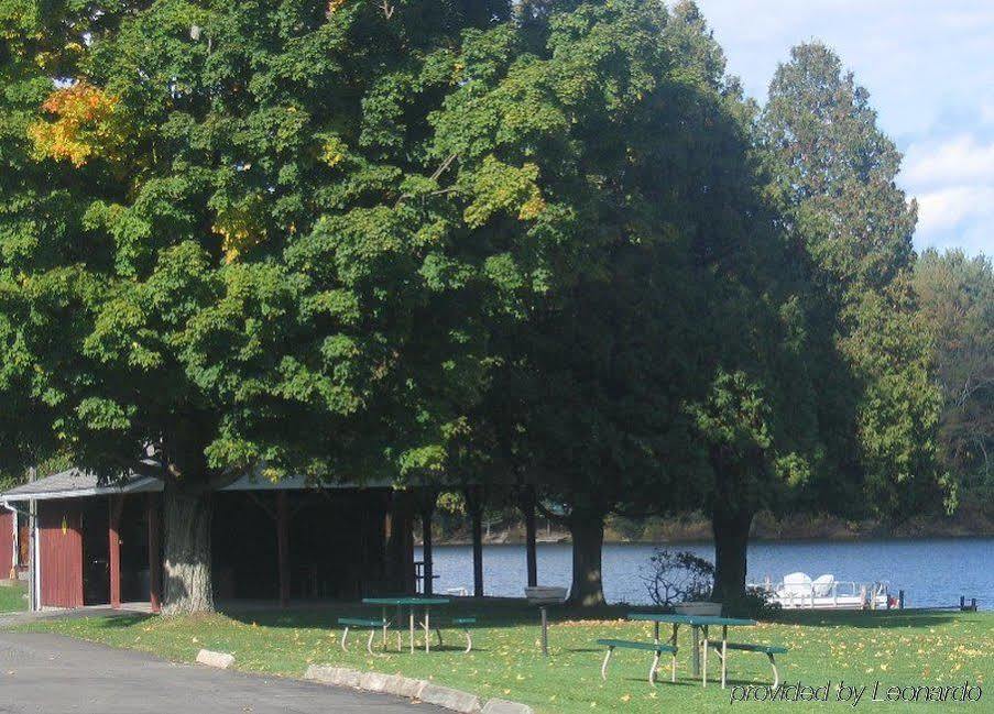 Red Carpet Inn On The Lake - Oneonta Bekvämligheter bild